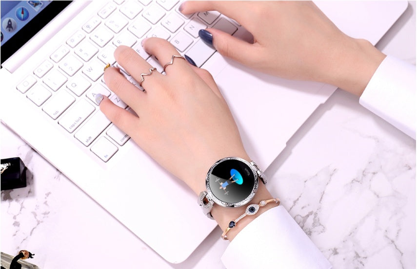 minimalist withe wristwatch onmarble background
